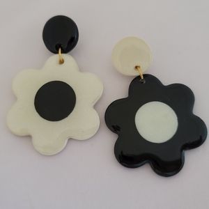 Blush Daisy Earrings (pierced)